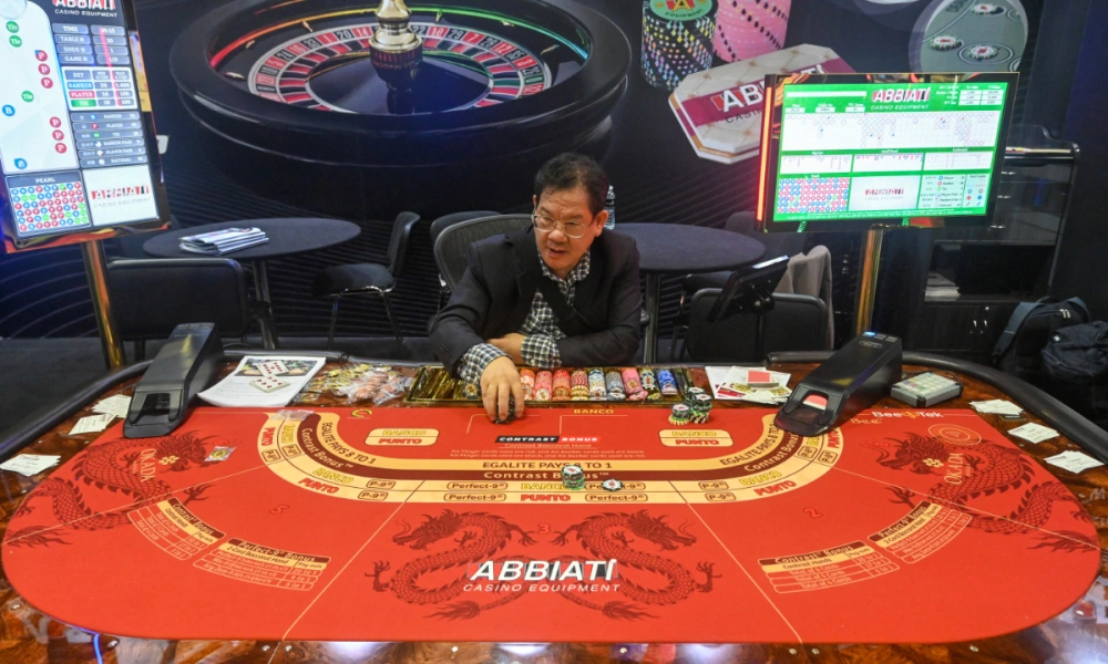 How online slots implement expanding symbol features and create satisfying gameplay loops?